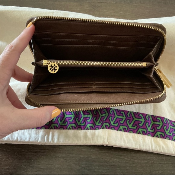 Brown Tory Burch Wallet with Dust Bag EUC - Picture 4 of 5